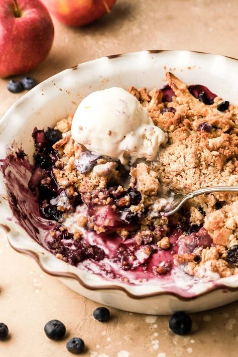 Blueberry and Apple Crumble - Baran Bakery Apple Cranberry Crisp, Blueberry Desserts Recipes, Best Blueberry Muffins, Blueberry Desserts, Blueberry Crumble, Crumble Recipe, Apple Filling, Strawberry Blueberry, Streusel Topping