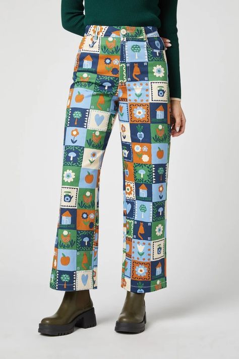 Hand Embroidered Jeans, Colorful Clothes Aesthetic, Paint Pants, Colorful Jeans, Artist Clothing, Jean Patchwork, Pattern Jeans, Retro Wardrobe, Patterned Trousers