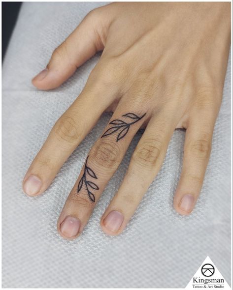 Outdoor Finger Tattoo, Finger Tattoos Leaf, Vine Tattoo On Finger, Leaf Finger Tattoos For Women, Finger Vine Tattoos For Women, Vine Finger Tattoos For Women, Leaf Tattoo Finger, Name On Finger Tattoo, Finger Leaf Tattoo