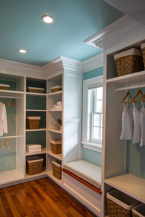 #ClosetSpace A cozy window seat separates custom-built closet units and offers a comfortable place to rest while getting ready. #HGTVDreamHome Closet Units, Casa Fantasy, Cozy Window Seat, Hgtv Dream Homes, Ideas Closet, Closet Built Ins, Walking Closet, Hgtv Dream Home, Closet Remodel