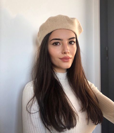 French Beret Hat, Aesthetic Blackpink, French Beret, Parisian Vibes, Beret Hat, Classic Outfits, Instagram Inspiration, Vintage Photography, Parisian Style