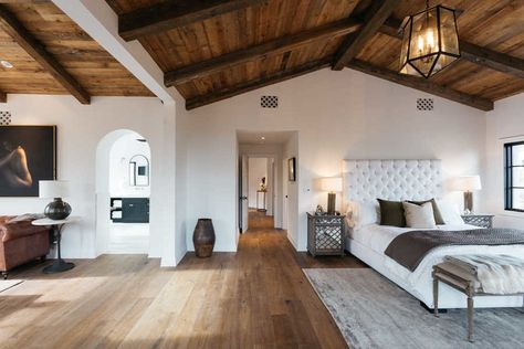 The master bedroom of a renovated 1930s Spanish-style home in Los Angeles. The renovation maintained the home's original aesthetic, with wooden floors and wood-beamed ceilings, while adding a slew of modern amenities. Spanish Style Interiors, Spanish Style Bedroom, Spanish Bedroom, Spanish Style Home Interior, Modern Spanish Style, Spanish Homes, Original Aesthetic, Hacienda Style Homes, Mediterranean Home Decor