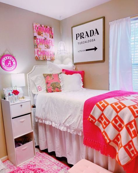 15+ Preppy Dorm Room Ideas For A Bright & Colorful Dorm Hot Pink Dorm, Preppy Dorm Room Decor, Pretty Dorm Room, Sorority Room, Room Preppy, Dorm Room Colors, Pink Dorm Rooms, College Dorm Room Inspiration, Preppy Dorm Room