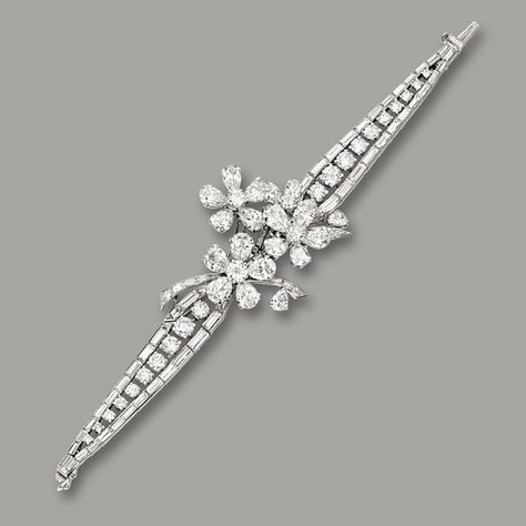 Diamond Bracelet Design, Van Cleef And Arpels, Jewelry Bracelets Silver, Diamond Jewelry Designs, Baguette Diamonds, Bracelets Gold Diamond, Stylish Bracelet, Diamond Bangle, Van Cleef Arpels