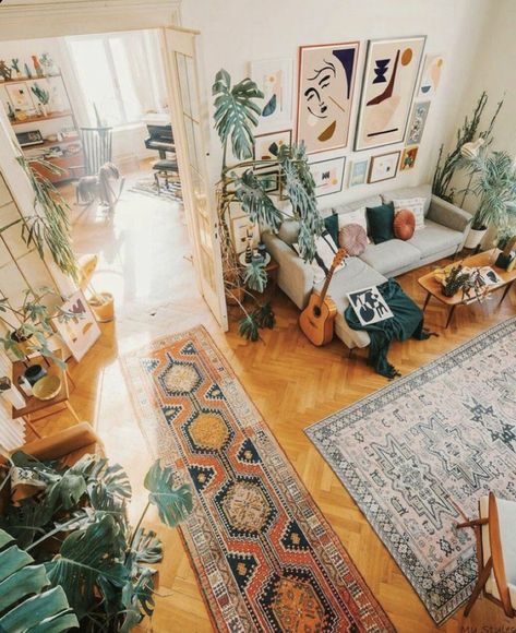 Hippie Living Room, Lots Of Plants, Bohemian Living Rooms, Bohemian House, Rustic Living, Decoration Inspiration, Rustic Living Room, Boho Interior, Boho Living