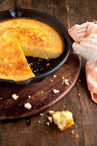 Moist and Easy Southern Cornbread Paula Deen Cornbread, Easy Southern Cornbread, Southern Cornbread Recipe, Easy Cornbread, Easy Cornbread Recipe, Moist Cornbread, Buttermilk Cornbread, Cornbread Easy, Skillet Cornbread