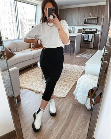 White Docs Outfits, White Chelsea Boots Outfit, Ribbed Skirt Outfit, White Combat Boots Outfit, White Doc Martens Outfit, White Chelsea Boots, Layered Gold Jewelry, Combat Boot Outfit, White Boots Outfit