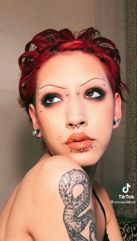 2000s Punk Rock Makeup, 90s Punk Rock Makeup, Nu Metal Makeup Looks, 2000s Punk Makeup, Soft Punk Makeup, 90s Nu Metal Fashion, Grunge Prom Hair, Makeup Masculine, Metal Makeup Looks