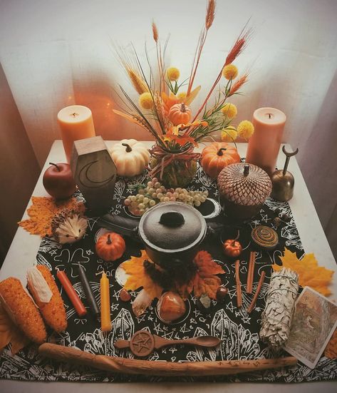 Autumn Altar, Blessed Mabon, Samhain Altar, Samhain Ritual, Pagan Festivals, Magia Das Ervas, Autumnal Equinox, Witches Altar, Wiccan Witch