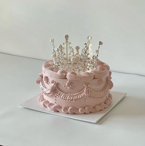 Cake Queen Birthday, Sweet 16 Cakes Aesthetic, 16th Birthday Cake Aesthetic, Queen Cake Design, Pink Cake Aesthetic, Debut Inspiration, Queen Birthday Cake, Pink Velvet Cake, Lisa Birthday