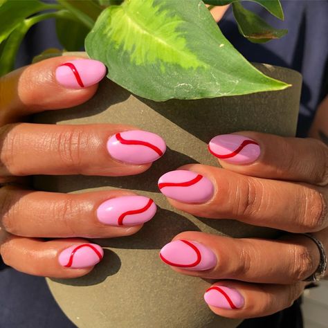 1-Line Nail Art Is the Latest Minimalist Trend, and Here Are 26 of Our Favorites Makeup Minimalist, Snow Travel, Line Nail Art, Mauve Nails, Minimalist Nail, Nagellack Trends, Design Makeup, Minimalist Nail Art, Nail Designs Valentines