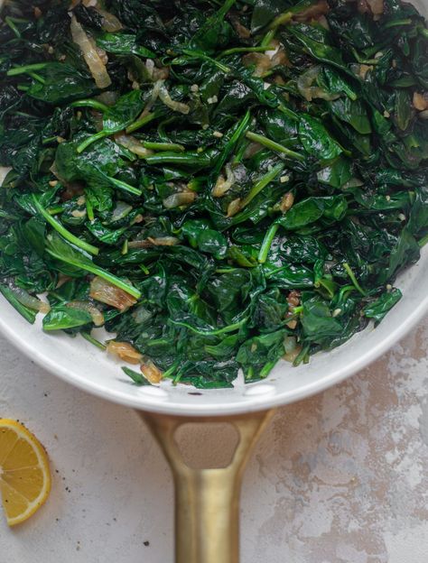 sautéed spinach and caramelized onions Saute Spinach Recipes, Balsamic Spinach, Cook Fresh Spinach, Baby Spinach Recipes, Cooked Spinach, Main Entree Recipes, Smoked Mozzarella, Steamed Spinach, Spinach Pizza