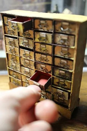 Room Box Miniatures, My Files, Bookshelf Art, Diy Doll Miniatures, Dollhouse Projects, Dollhouse Miniatures Diy, Miniature Diy, Miniatures Tutorials, Miniature Houses