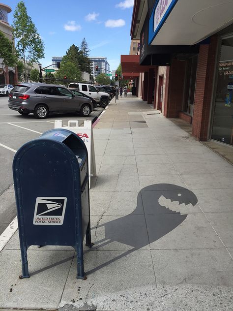 damon belanger painted fake shadows on sidewalks in Redwood City, California #streetart Shadow Art Projects, Sidewalk Paint, Pedestrian Walk, Ombres Portées, Shadow Painting, Street Art Utopia, Photo Polaroid, Ville New York, Funny Paintings