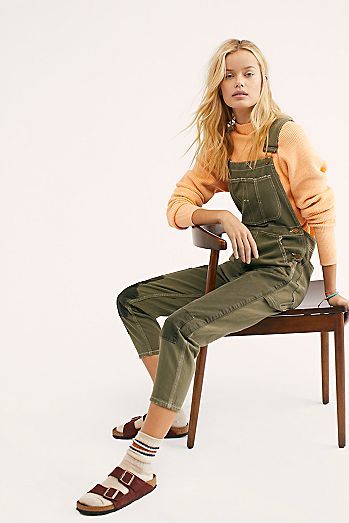 Olive Overalls Green Overalls, Town Outfits, Salopette Jeans, Weeping Willow, Sporty Sneakers, Denim Overalls, Jumpsuit Fashion, Look At You, Moto Boots