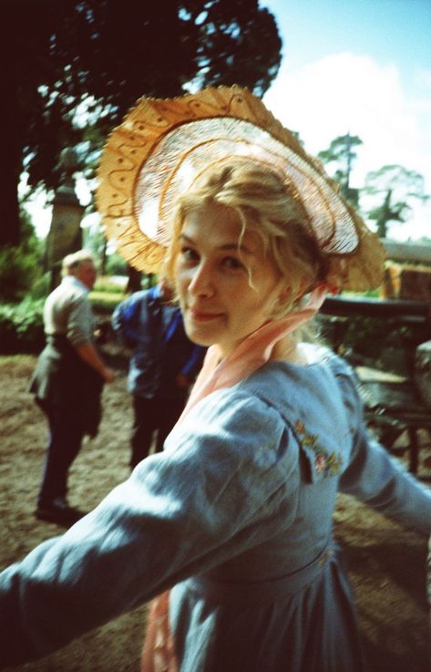 Rosamund Pike as Jane Bennet in Pride and Prejudice (2005). Description from pinterest.com. I searched for this on bing.com/images Jane Bennet, Jane Austen Movies, Little Dorrit, Damien Chazelle, Lizzie Bennet, Pride And Prejudice 2005, Jane Austen Novels, Pride Prejudice, Elizabeth Bennet