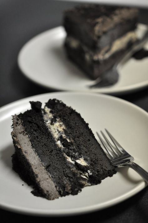 Devishly Dark Oreo Ice Cream Cake Oreo Cookie Cake, Oreo Ice Cream Cake, Kek Lapis, Oreo Ice Cream, Decadent Cakes, Köstliche Desserts, Yummy Sweets, Food Cakes, Ice Cream Cake