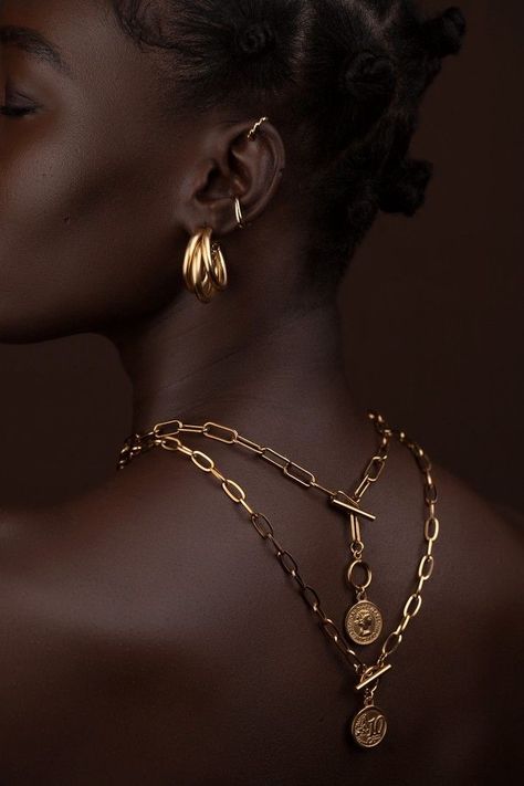 Maximalist Jewelry, Dark Skin Models, Dark Jewelry, Jewelry Editorial, Long Necklaces, Gold Long Necklace, Link Chain Necklace, Jewelry Images, Gold Accessories