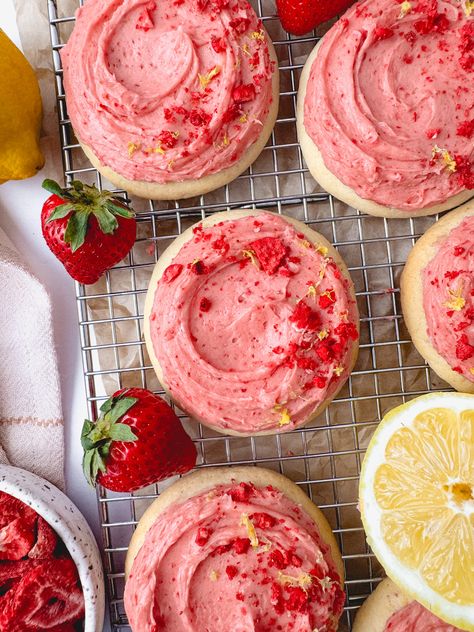 Strawberry Lemonade Cookies Homemade Cookie Flavors, Baking Recipes Fancy, Cookie Ideas Creative, Unique Cookie Flavors, Summer Baked Goods, Cool Cookies, Strawberry Lemonade Cookies, Summer Baking Recipes, Summer Cookie Recipes