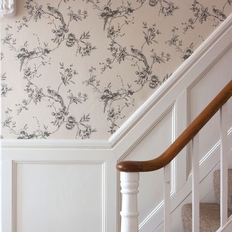 These smart stairway wall ideas will help you give your stairs a stylish update whilst making the most of valuable wall space Stairway Wall Ideas, Stairway Wall Decor, Lambriseringen Gang, Hallway Wallpaper Ideas, Stairway Wall, Stair Paneling, Country Wallpaper, Hall Wallpaper, Hallway Colours