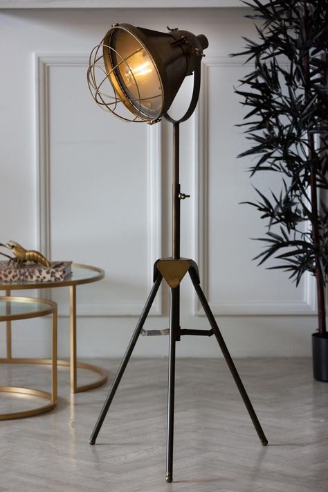 Industrial-Style Battery Powered Tripod Floor Lamp Masculine Decor Living Room, Unusual Floor Lamps, Industrial Style Interior, Industrial Lamps, Industrial Style Decor, Industrial Table Lamp, Diy Light, Unique Floor Lamps, Industrial Floor Lamps