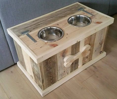 Pallet Dog Bowl Stand with Storage | Pallet Furniture Dog Bowl Stand With Storage, Diy Rangement, Dog Bowl Stand, Pallet Sofa, Hemma Diy, Pallet Decor, Wooden Pallet Projects, Recycled Pallets, Pallet Crafts