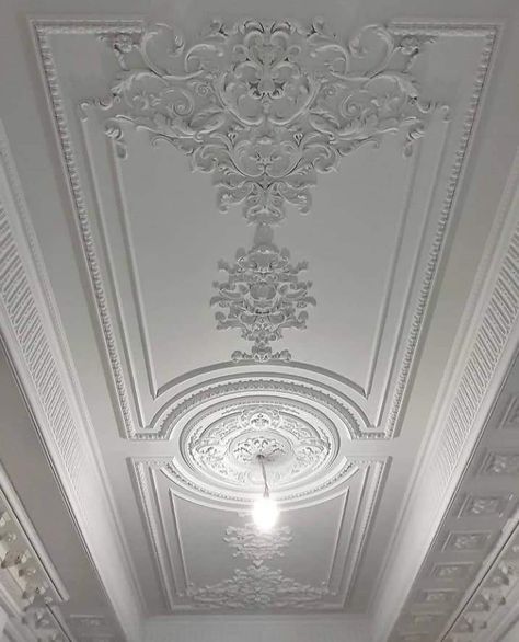 French Ceiling Design, Ceiling Design Unique, Modern Classic Ceiling, Trendy Ceiling Design, Ceiling Design Classic, Wall Molding Living Room, Ceiling Classic, Plaster Ceiling Design, Pop Design For Roof