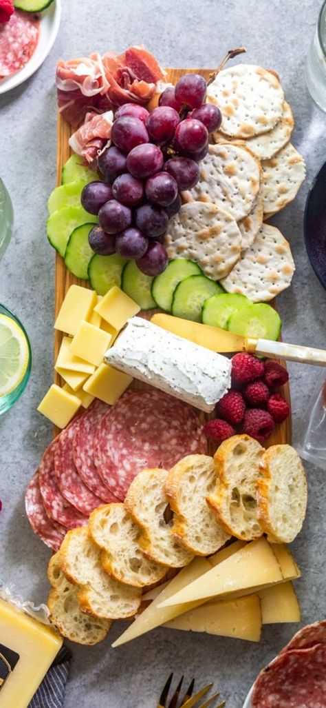 Summer Grazing Board, Easy Charcuterie Board, Easy Charcuterie, Charcuterie Appetizers, Dinner Summer, Grazing Board, Decorações Com Comidas, Party Snack Food, Charcuterie Inspiration