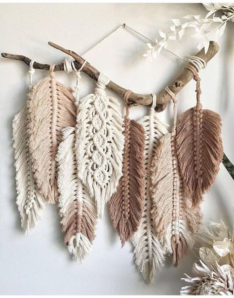 Raffia home decor inspiration– Just Trendy Girls: Macrame Feather Wall Hanging, Crochet Macrame, Macrame Feathers, Feather Diy, Boho Crafts Diy, Lucet, Macrame Knots Pattern, Macrame Wall Hanging Diy, Diy Yarn Crafts