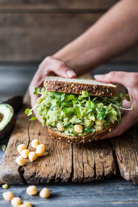 This Smashed Chickpea Avocado Sandwich is the BEST! Healthy ( vegan) and satisfying, it is sooooo YUMMY and can be made in 5-10 minutes! So EASY! Avocado Sandwich Vegan, Smashed Chickpea, Nutritarian Recipes, Chickpea Avocado, Chickpea Sandwich, Resep Sandwich, Avocado Sandwich, Veggie Sandwich, Easy Healthy Lunches