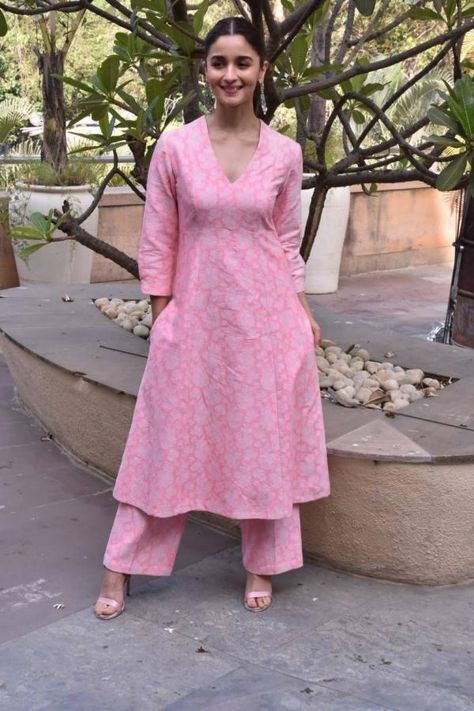 Pink Cotton Kurti Design, Pink Kurta Designs Women, Pink Kurta Outfit, Kurta Plazo Fashion Styles, Simple Indian Suits Cotton, Pink Kurti Outfit, Simple Indian Suits, Pink Kurti, Indian Kurti Designs