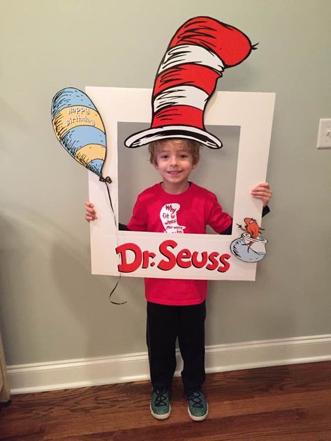 Photo frame for Dr. Seuss day. Foam core board with Dr. Seuss drawn elements attached. I used Velcro to attach the hat so that it could be adjusted depending on the height of the child holding the frame. Dr. Suess, Doctor Suess Birthday, Dr Seuss Party Ideas, Dr Seuss Preschool, Cat In The Hat Party, Dr Seuss Classroom, Birthday Board Classroom, Dr Seuss Activities, Dr Seuss Crafts