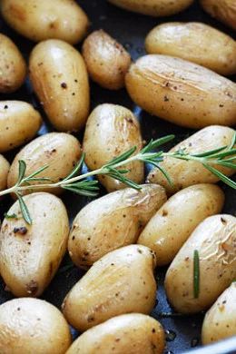 Side Dishes | The Very Best Sides for Any Kind of Meal Tiny Potatoes, Tiny Potato, Rosemary Recipes, Roasted Baby Potatoes, Rosemary Potatoes, Grilled Roast, Mini Potatoes, Skinny Taste Recipes, Baked Potatoes