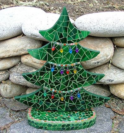 Faux Mosaic Christmas Tree // ellen hutson Mosaic Christmas Tree, Mosaic Christmas, Christmas Mosaics, Tree Mosaic, Mosaic Tiles Crafts, Window Crafts, Mosaic Pots, Mosaic Art Projects, Mosaic Madness