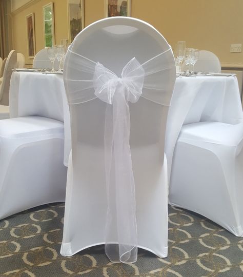 Foldable Chair Covers Wedding, White Chair Cover With White Sash, Wedding Chair Covers And Sashes, White Chair Sash Wedding, Banquet Chair Decorations, Seat Covers Wedding, Wedding Chair Cover Ideas, Engagement Entry, Wedding Venue Chairs