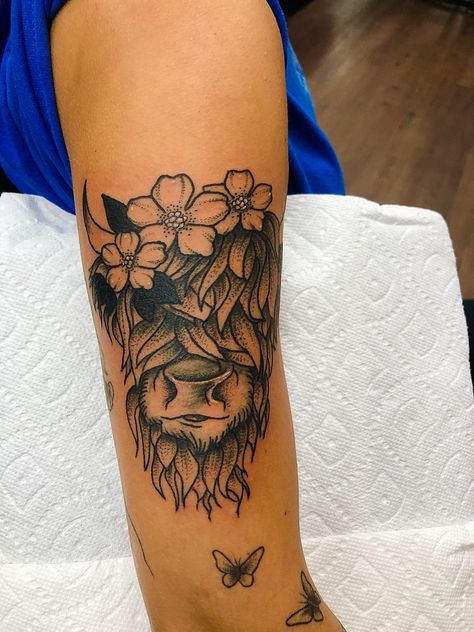 Cow And Flower Tattoo, Highland Cow Tattoo With Flowers, Cow Tattoo With Flowers, Highland Cow Tattoo, Tattoo With Flowers, Cow Tattoo, Western Tattoos, Sweet Tattoos, Dope Tattoos