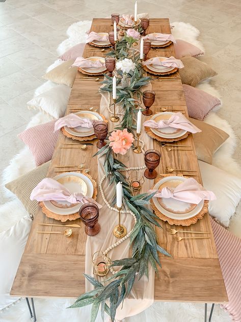 Spring Table Styling, Blush Picnic Setup, Boho Party Table Decorations, Chic Picnic Ideas, Table Styling Ideas Party, Indoor Picnic Bridal Shower Ideas, Bridal Shower Brunch Tablescape, Bridal Brunch Picnic, Spring Picnic Decor