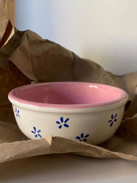 Pottery Bowl Inspiration, Pretty Bowls Ceramics, Bowl Aesthetic Ceramic, Pottery Designs Bowl, Ceramic Bowls Handmade Pottery, Ceramic Cereal Bowl Ideas, Aesthetic Painted Pottery, Ceramic Breakfast Bowl, Ceramic Bowl Inspiration