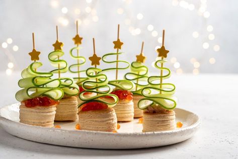 25 Christmas in July Ideas for 2021 - Decorations, Food and Activities Smoked Salmon Canapes, Salmon Canapes, Christmas Canapes, Christmas In July Party, Christmas Buffet, Idee Cricut, Cupcake Tray, Xmas Food, Christmas Party Food