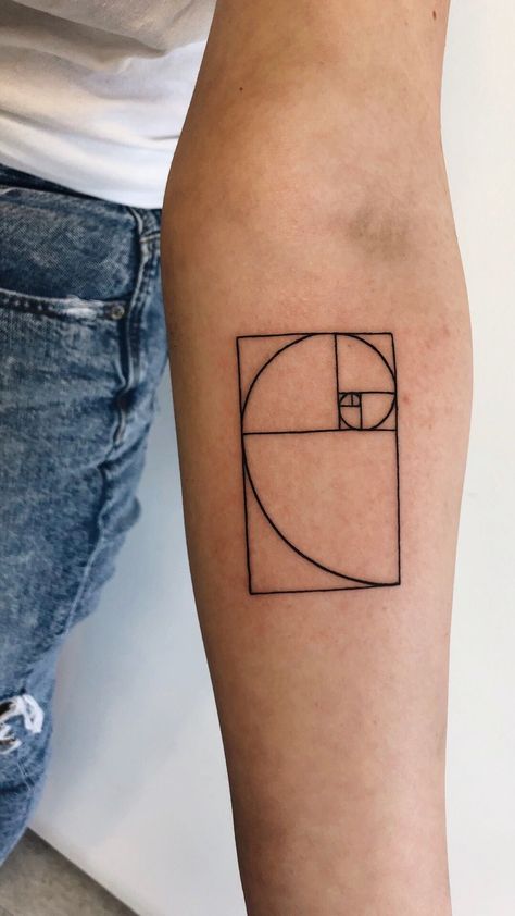 Fibbonaci Tattoo Design, Fibonacci Sequence Tattoo, Calculus Tattoo, Fibbonaci Spiral Tattoo, Tattoo Golden Ratio, Fibbonaci Tattoo, Geometric Tattoo Minimal, Tatouage Fibonacci, Golden Spiral Tattoo