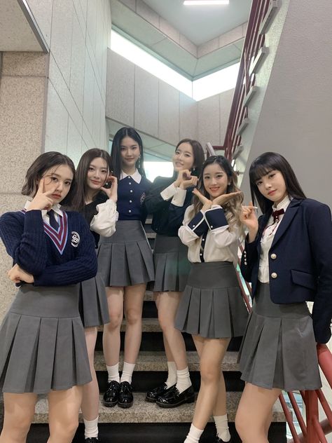 Korean School Outfits, Uniform Outfits, School Uniform Fashion, School Uniform Outfits, School Friends, School Clothes, Cute Outfits For School, Uniform Fashion, School Uniforms