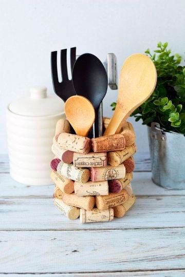 Diy Kitchen Utensil Holder, Utensils Holder Diy, Diy Kitchen Utensils, Wine Cork Diy Crafts, Wine Cork Projects, Cork Crafts Diy, Wine Cork Diy, Wine Cork Art, Cork Projects