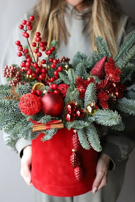 Decor Ideas For Christmas, Winter Flower Arrangements, Winter Decor Ideas, Christmas Flower Decorations, Holiday Bouquet, Cozy Winter Decor, Winter Floral Arrangements, Christmas Gift Hampers, Bouquet Box