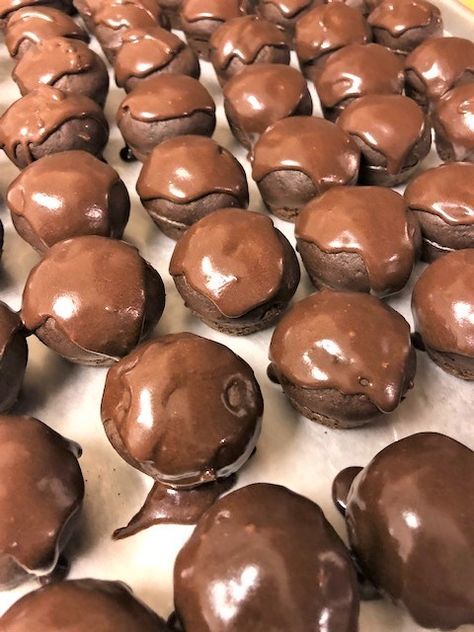 Chocolate Donut Balls Donut Ball Recipe, Donut Glaze Recipes, Donut Balls, Donut Hole Recipe, Homemade French Bread, Chocolate Doughnuts, Homemade Donuts Recipe, Cake Donut, Homemade Doughnuts