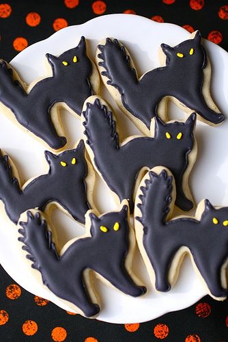 black cat sugar cookies #halloween Halloween Cookies Royal Icing, Black Cat Cookies, Halloween Pumpkin Cake, Biscuits Halloween, Halloween Sugar Cookies Decorated, Witches Ball, Pumpkin Roll Cake, Postres Halloween, Halloween Cookie Recipes