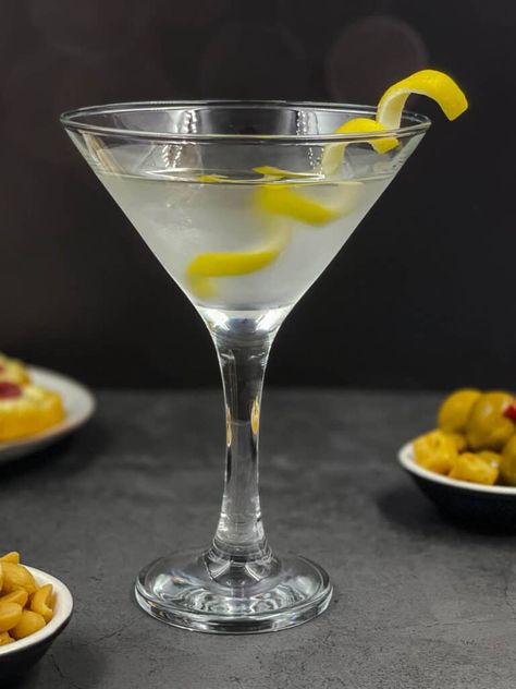 Vesper Martini Recipe, Martini Recipes Classic, Dirty Martini Recipe, Vesper Martini, Ice Chips, Famous Cocktails, Lemon Drop Martini, Dry Martini, Martini Recipe