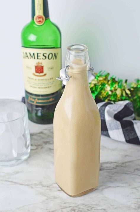 Homemade Irish Cream - Whip up this quick, easy, and tasty copycat of Bailey's Homemade Irish Cream in just 5 minutes, combining Irish Whiskey with a silky, smooth liqueur for the best homemade gift this season. Not only is it delightful on its own, but it's also the perfect addition to coffee, desserts, and cocktails for an extra touch of indulgence. Diy Baileys Irish Cream, Homemade Liqueur Recipes, Homemade Baileys Irish Cream, Baileys Irish Cream Recipes, Baileys Drinks, Irish Cream Recipe, Homemade Baileys, Whiskey Cream, Best Mixed Drinks