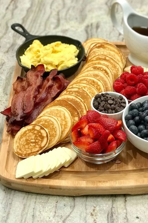 Завтраки Pancake Board, Breakfast Platter, Läcker Mat, Christmas Breakfast, Deilig Mat, Brunch Party, The Breakfast, Breakfast Foods, Food Platters