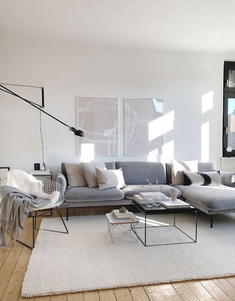 Die ganz große Dielenliebe, wunderbare Design Schätzchen und ein 4-Zimmer Altbau, der mit monochrom reduzierter Klarheit alles andere als kühl wirkt: Heute Vitra Sofa, Anthropologie Living Room, Chambre Inspo, Living Room Inspo, Cozy Living Rooms, Living Room Inspiration, Living Room Art, Living Room Interior, Room Interior