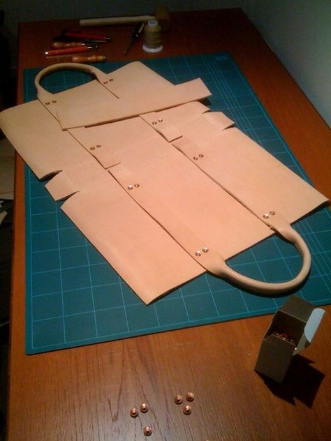 Bag Construction, Tas Denim, Sac Diy, Leather Bag Pattern, Diy Leather Bag, Sewing Leather, Naha, Leather Projects, Leather Bags Handmade